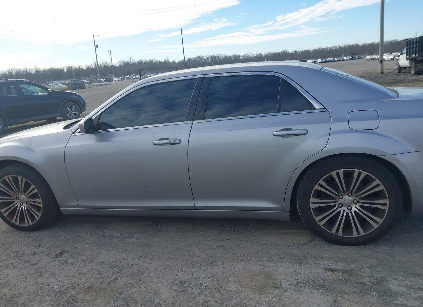 Photo 13 of 2013 Chrysler 300 MOTOWN (VIN 2C3CCAAG4DH572376)
