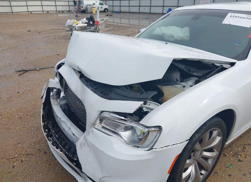 Photo 10 of 2019 Chrysler 300 TOURING (VIN 2C3CCAAG5KH500907)