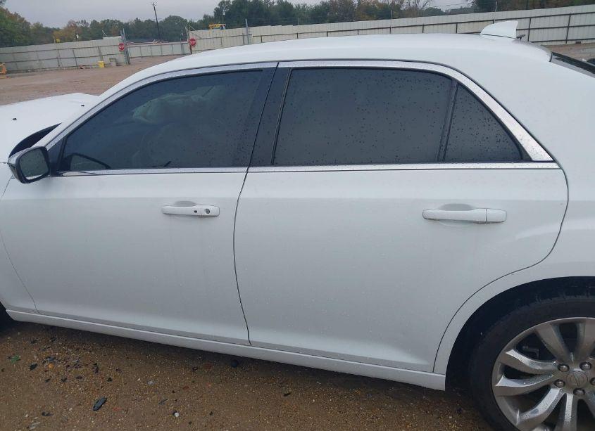 Photo 14 of 2019 Chrysler 300 TOURING (VIN 2C3CCAAG5KH500907)