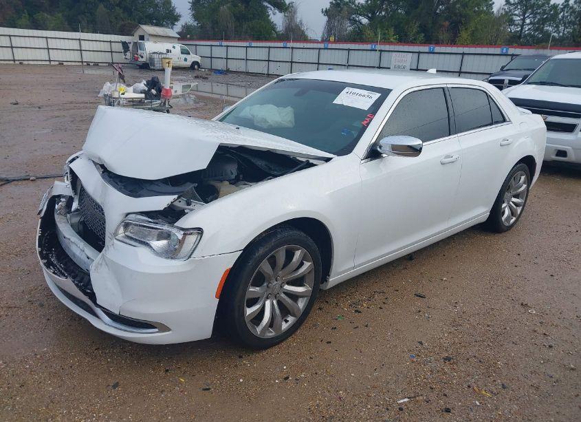 Photo 2 of 2019 Chrysler 300 TOURING (VIN 2C3CCAAG5KH500907)