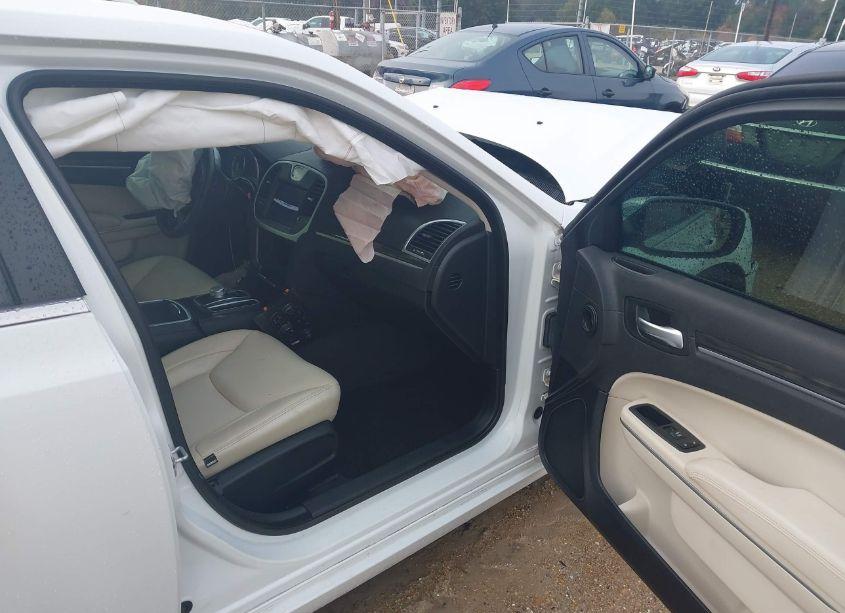 Photo 5 of 2019 Chrysler 300 TOURING (VIN 2C3CCAAG5KH500907)