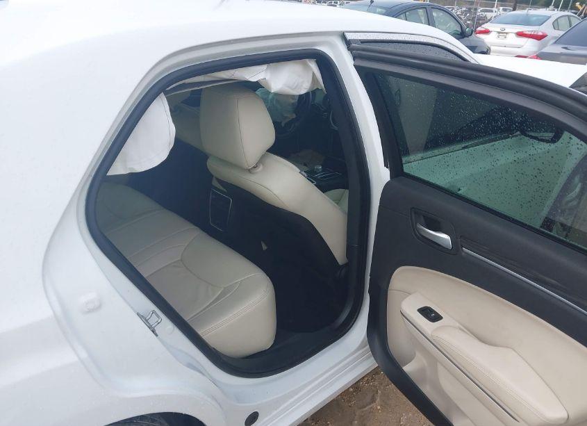 Photo 8 of 2019 Chrysler 300 TOURING (VIN 2C3CCAAG5KH500907)