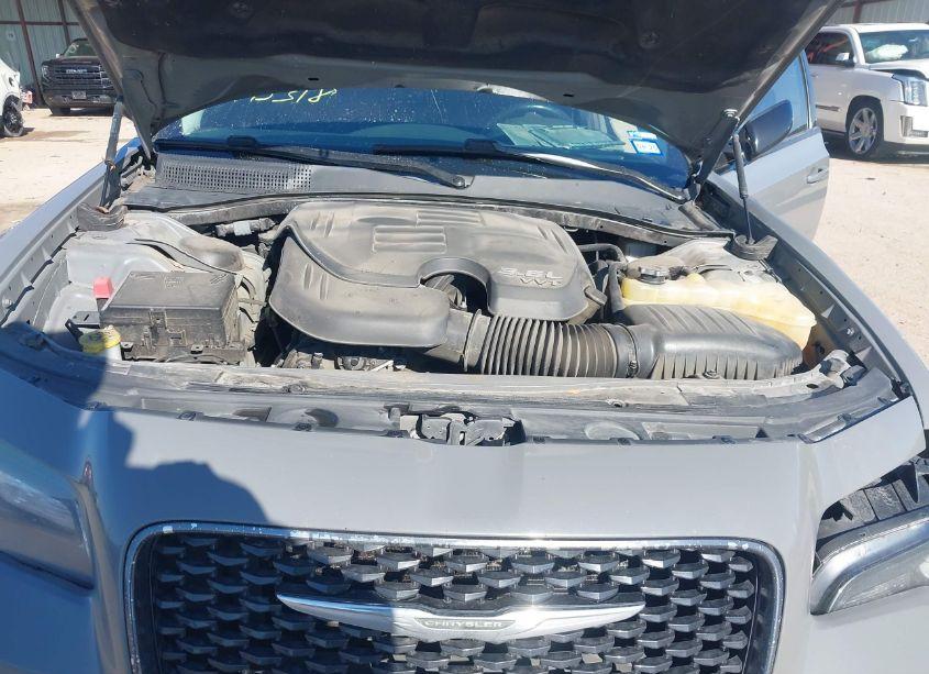 Photo 10 of 2019 Chrysler 300 TOURING (VIN 2C3CCAAG5KH614230)