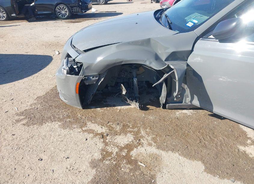 Photo 6 of 2019 Chrysler 300 TOURING (VIN 2C3CCAAG5KH614230)