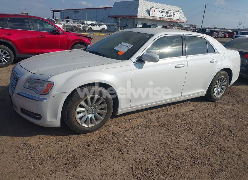 Photo 2 of 2013 Chrysler 300 MOTOWN (VIN 2C3CCAAG8DH599354)