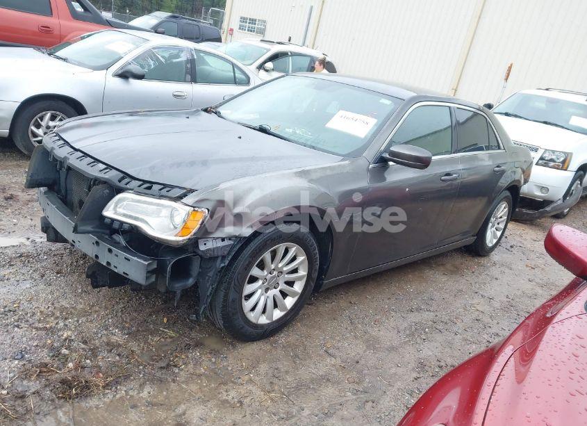 Photo 2 of 2013 Chrysler 300 MOTOWN (VIN 2C3CCAAG8DH722845)