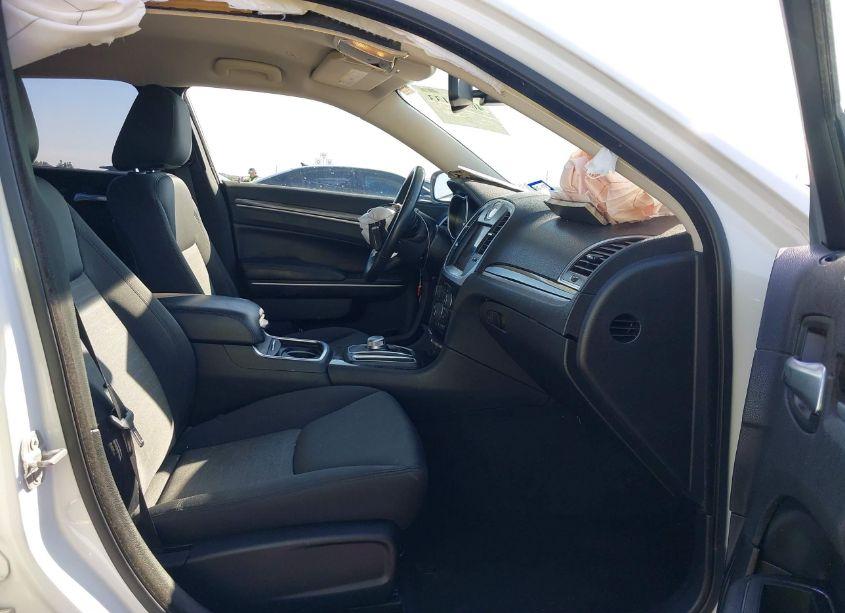 Photo 5 of 2019 Chrysler 300 TOURING (VIN 2C3CCAAG8KH758113)