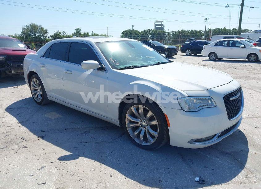 2018 Chrysler 300 TOURING L (VIN 2C3CCAAG9JH262459) main photo