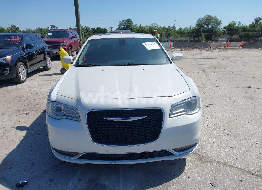 Photo 12 of 2018 Chrysler 300 TOURING L (VIN 2C3CCAAG9JH262459)