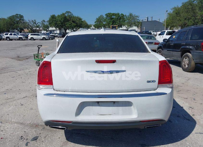 Photo 16 of 2018 Chrysler 300 TOURING L (VIN 2C3CCAAG9JH262459)