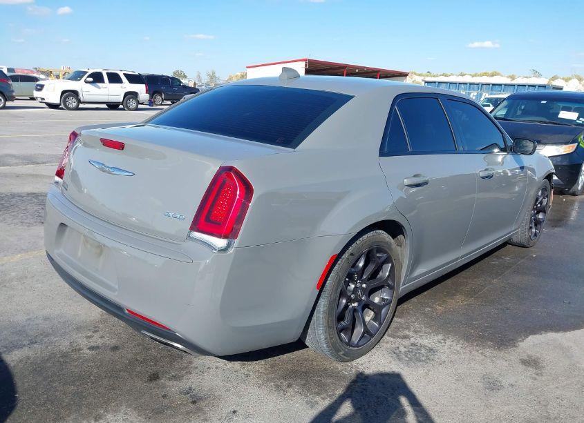 Photo 4 of 2019 Chrysler 300 TOURING (VIN 2C3CCAAG9KH610228)