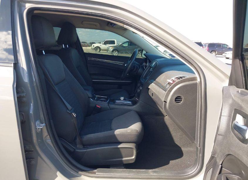 Photo 5 of 2019 Chrysler 300 TOURING (VIN 2C3CCAAG9KH610228)