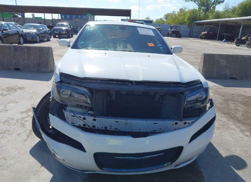 Photo 12 of 2019 Chrysler 300 (VIN 2C3CCABG0KH601223)