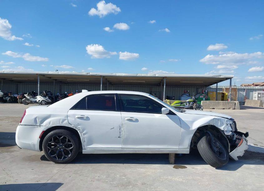 Photo 13 of 2019 Chrysler 300 (VIN 2C3CCABG0KH601223)