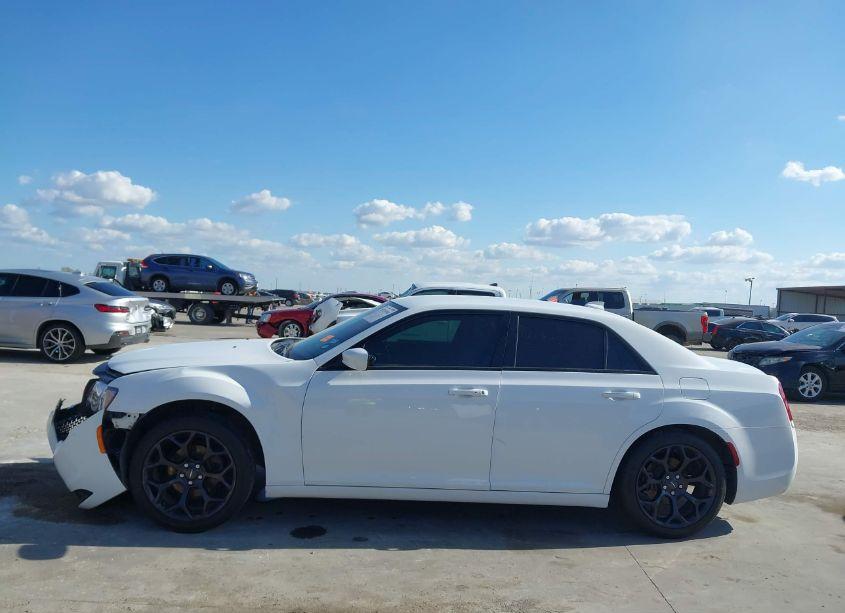 Photo 14 of 2019 Chrysler 300 (VIN 2C3CCABG0KH601223)