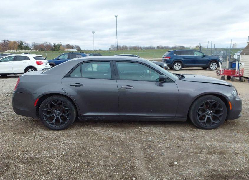 Photo 13 of 2019 Chrysler 300 300S (VIN 2C3CCABG1KH582794)