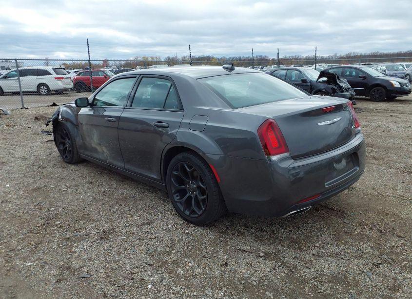 Photo 3 of 2019 Chrysler 300 300S (VIN 2C3CCABG1KH582794)
