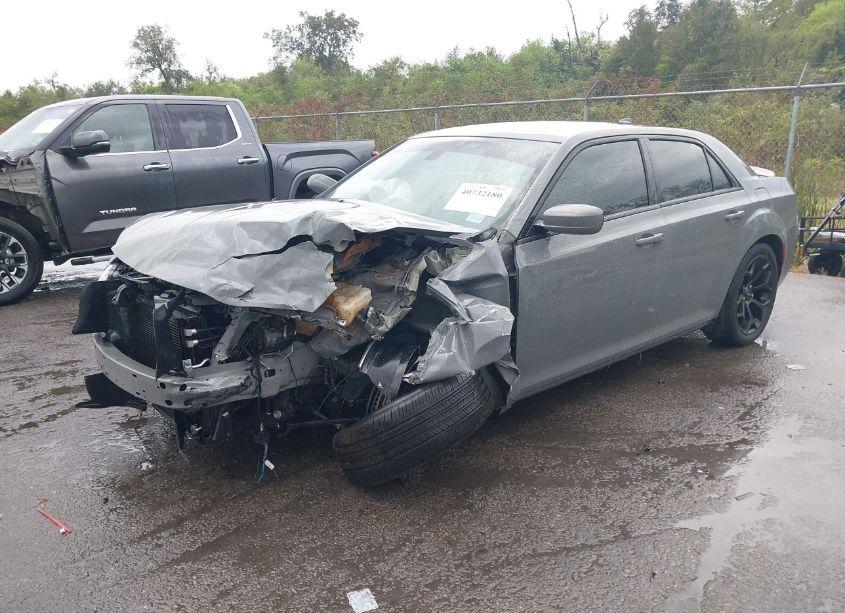 Photo 2 of 2019 Chrysler 300 300S (VIN 2C3CCABG7KH722413)