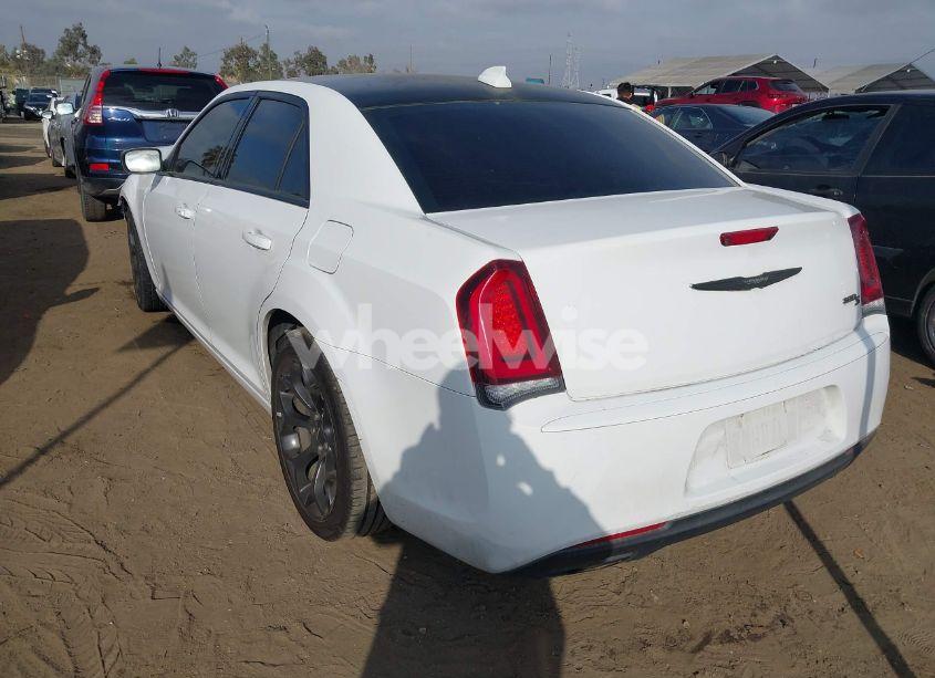 Photo 3 of 2019 Chrysler 300 300S (VIN 2C3CCABG9KH562695)