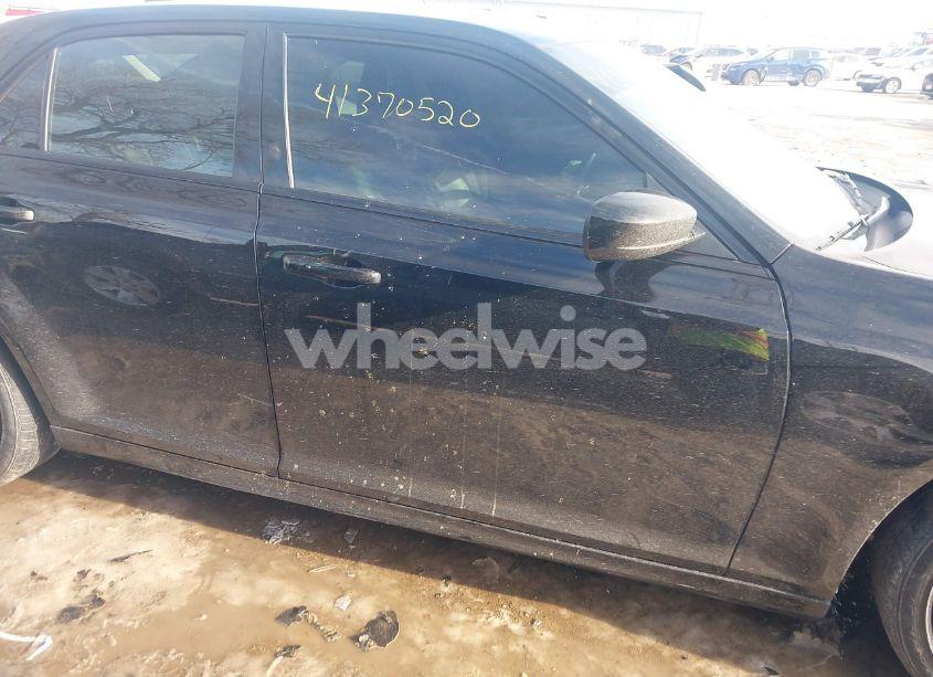 Photo 13 of 2020 Chrysler 300 300S (VIN 2C3CCABT0LH180828)