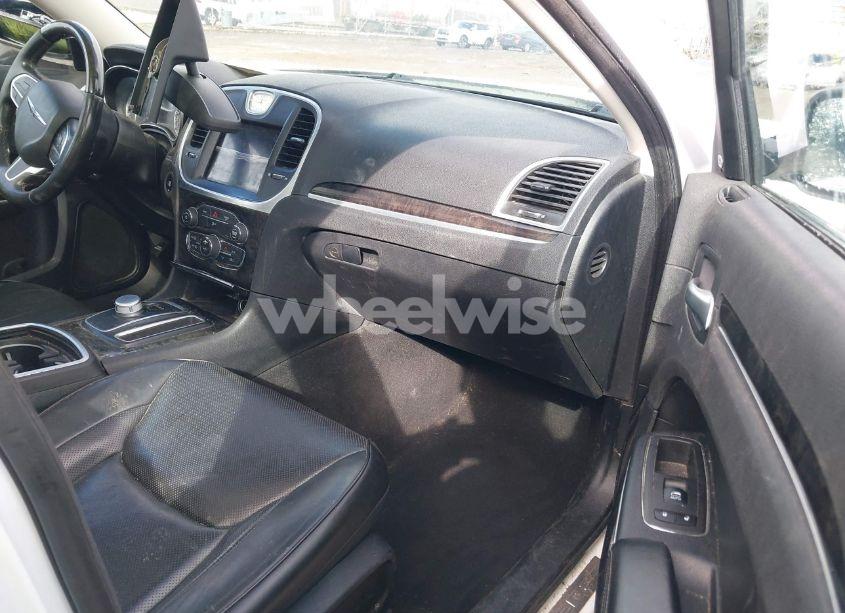 Photo 5 of 2019 Chrysler 300 LIMITED AWD (VIN 2C3CCAKGXKH577948)