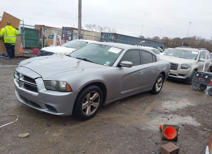 Photo 2 of 2013 Dodge Charger SE (VIN 2C3CDXBG2DH613652)