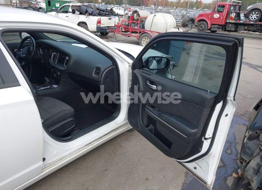 Photo 5 of 2019 Dodge Charger SXT RWD (VIN 2C3CDXBG3KH664896)