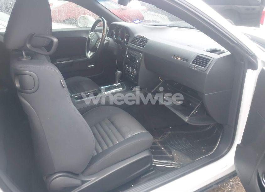 Photo 5 of 2014 Dodge Challenger SXT (VIN 2C3CDYAGXEH282070)