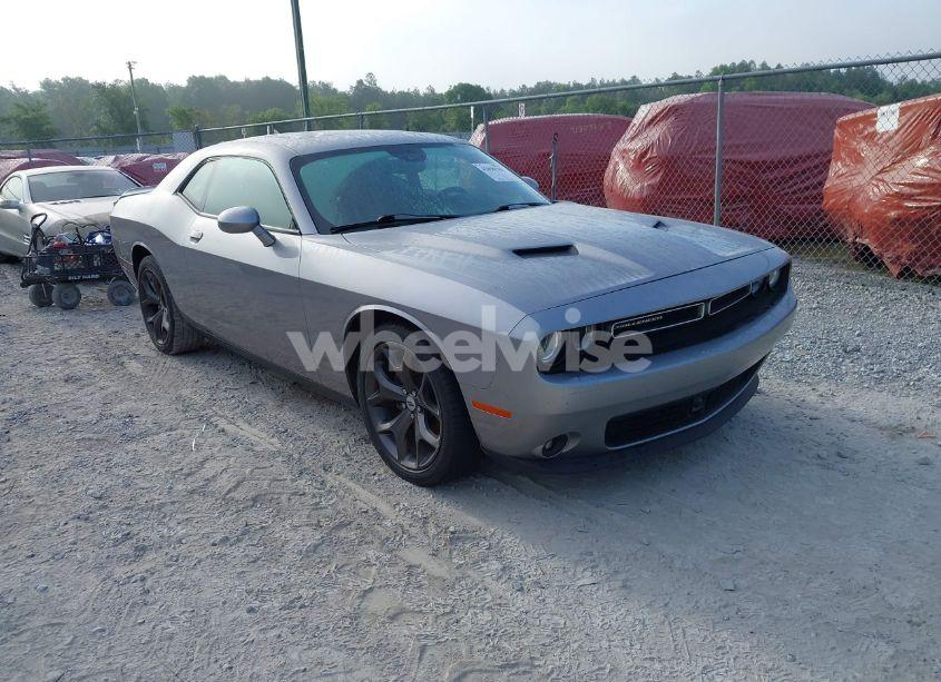 2018 Dodge Challenger SXT PLUS (VIN 2C3CDZAG2JH259026) main photo