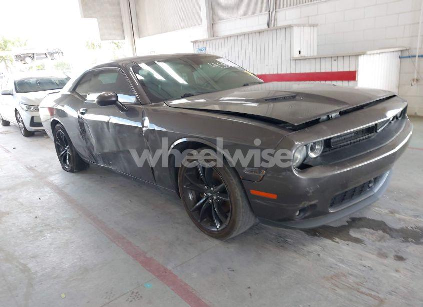 2018 Dodge Challenger SXT PLUS (VIN 2C3CDZAG2JH280295) main photo