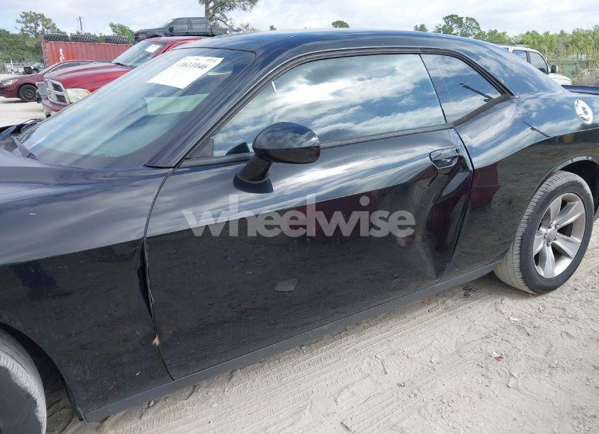 Photo 6 of 2019 Dodge Challenger SXT (VIN 2C3CDZAG2KH593834)