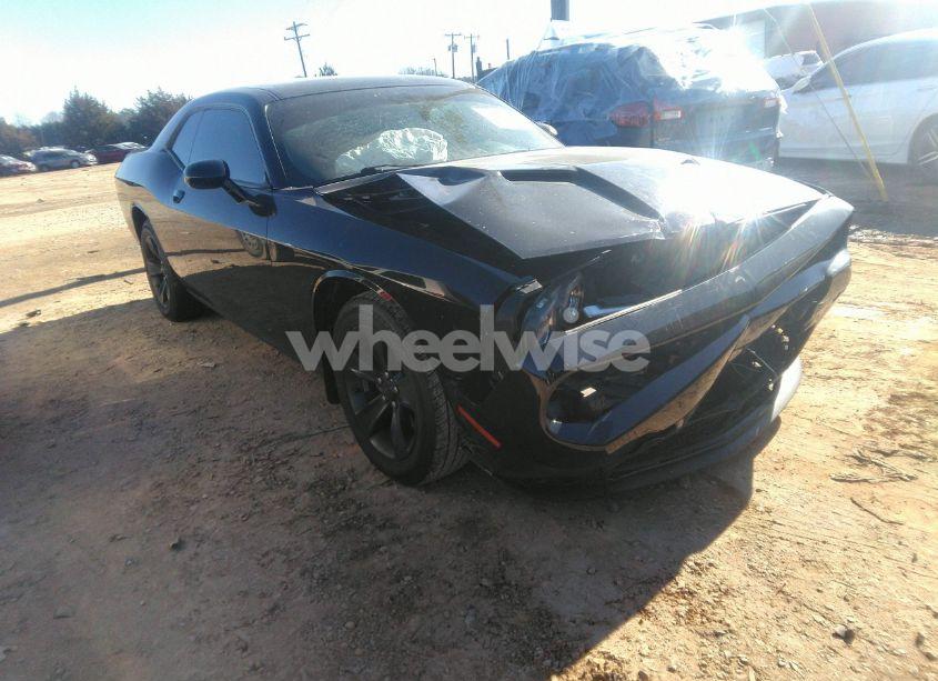 2018 Dodge Challenger SXT (VIN 2C3CDZAG3JH321744) main photo