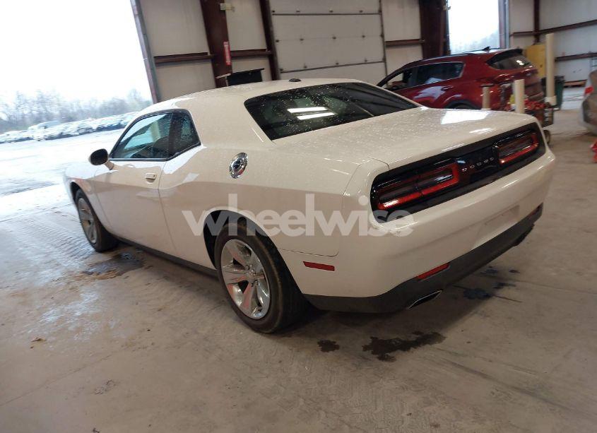 Photo 3 of 2016 Dodge Challenger SXT (VIN 2C3CDZAG5GH171905)