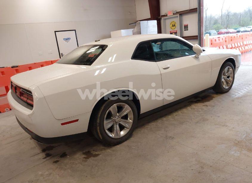 Photo 4 of 2016 Dodge Challenger SXT (VIN 2C3CDZAG5GH171905)