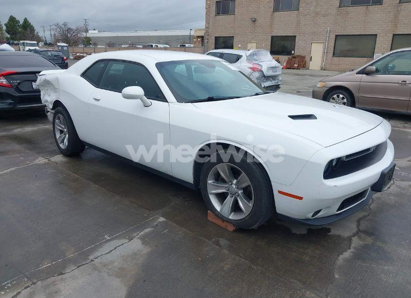2018 Dodge Challenger SXT (VIN 2C3CDZAG5JH211729) main photo