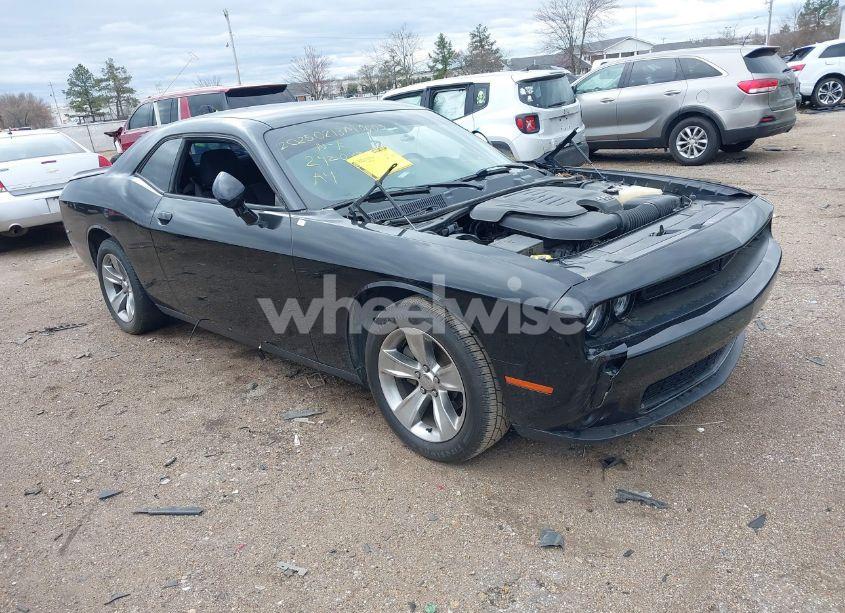 2018 Dodge Challenger SXT (VIN 2C3CDZAG6JH242035) main photo