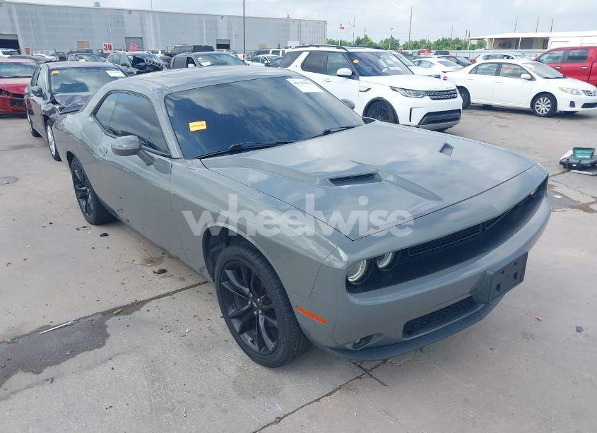 2018 Dodge Challenger SXT (VIN 2C3CDZAG8JH110801) main photo