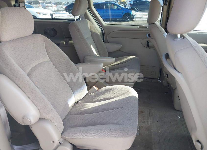 Photo 8 of 2002 Chrysler Town & COUNTRY LX (VIN 2C4GP44322R713142)