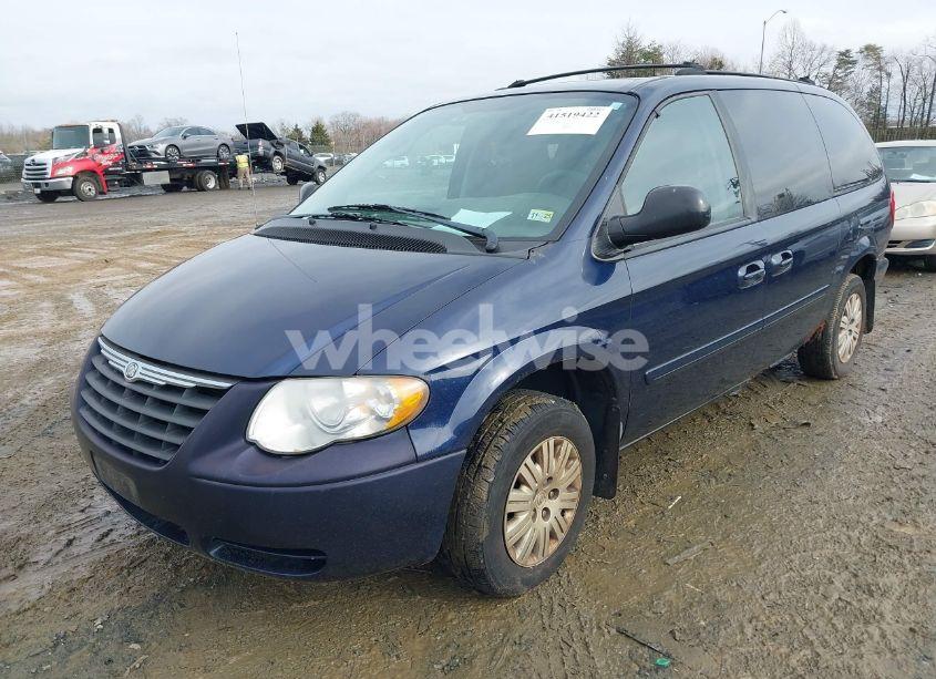 Photo 2 of 2005 Chrysler Town & COUNTRY LX (VIN 2C4GP44R15R143448)