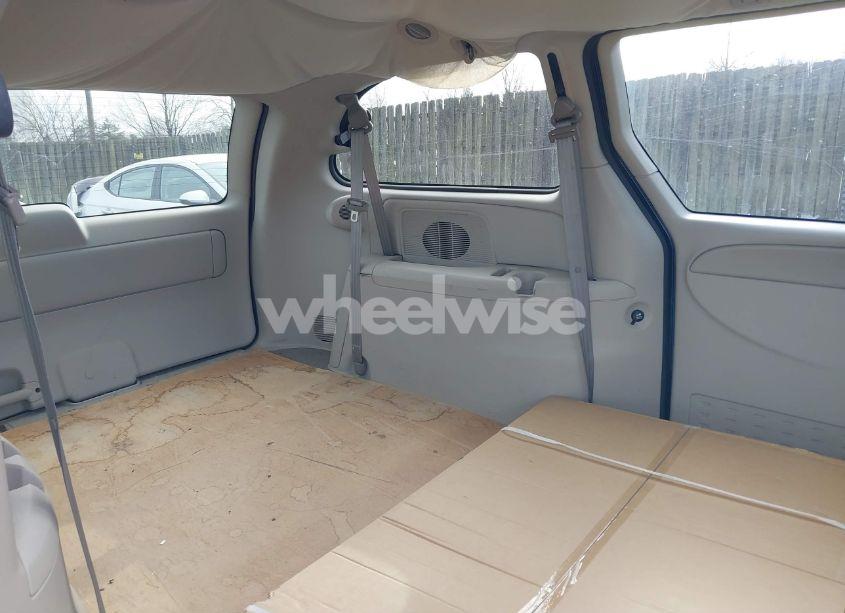 Photo 8 of 2005 Chrysler Town & COUNTRY LX (VIN 2C4GP44R15R143448)