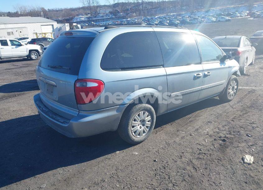 Photo 4 of 2005 Chrysler Town & COUNTRY LX (VIN 2C4GP44R15R303862)