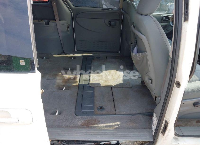 Photo 8 of 2005 Chrysler Town & COUNTRY LX (VIN 2C4GP44R15R406036)