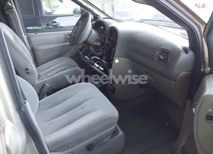 Photo 5 of 2004 Chrysler Town & COUNTRY LX (VIN 2C4GP44R44R555247)