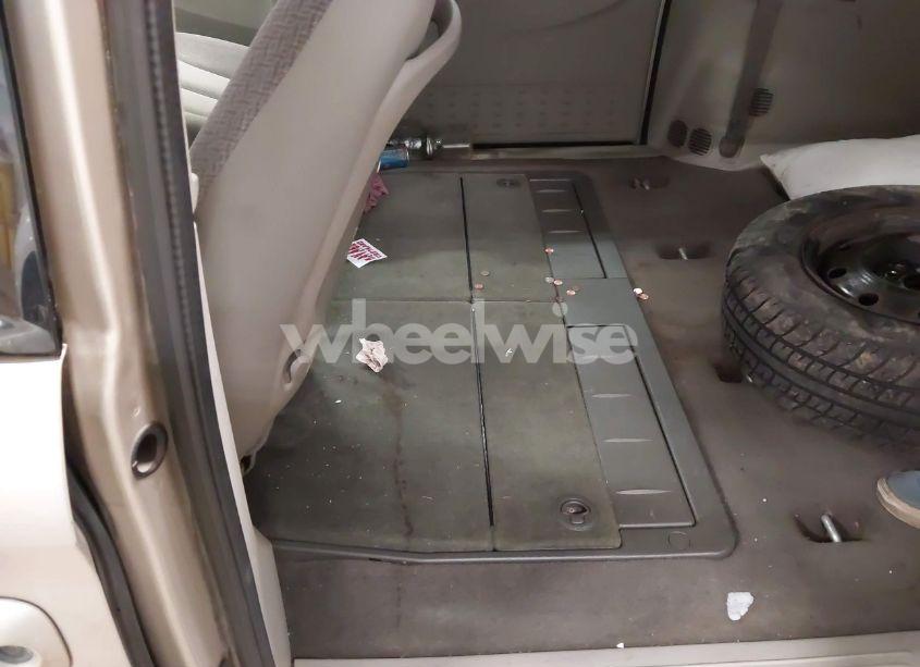 Photo 8 of 2005 Chrysler Town & COUNTRY LX (VIN 2C4GP44R45R227280)