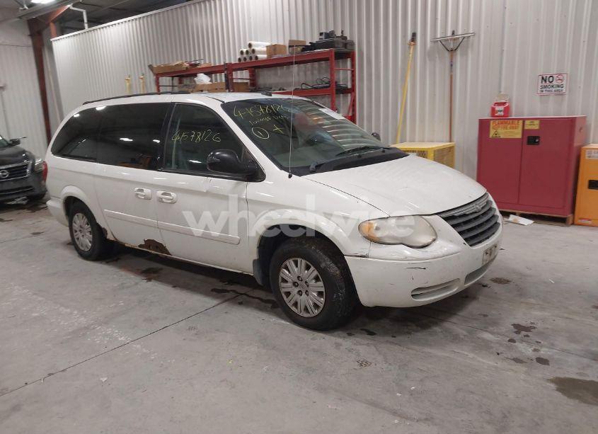 2005 Chrysler Town & COUNTRY LX (VIN 2C4GP44R65R510022) main photo