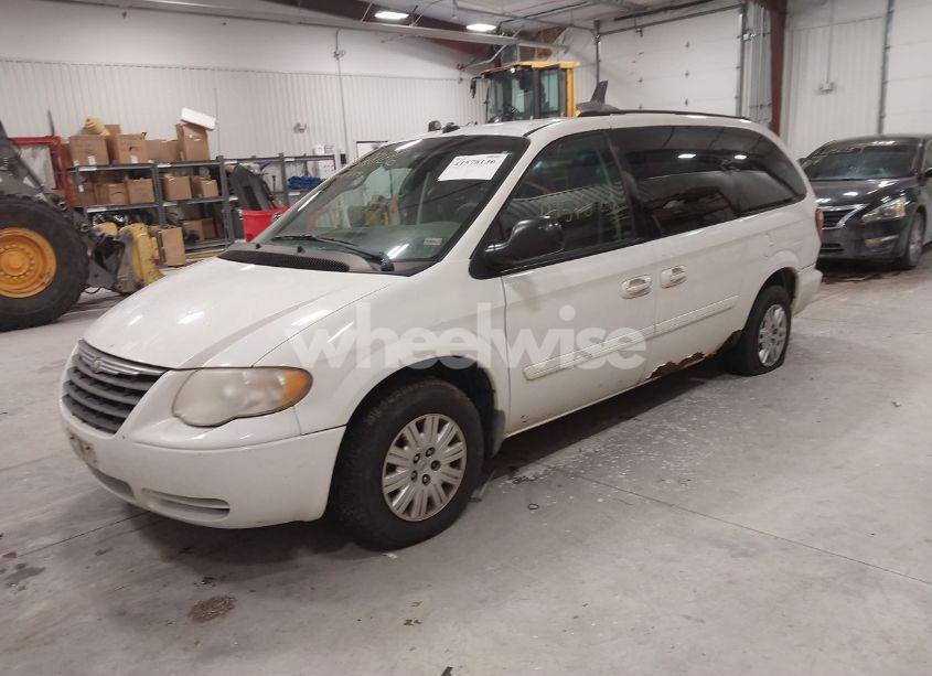 Photo 2 of 2005 Chrysler Town & COUNTRY LX (VIN 2C4GP44R65R510022)