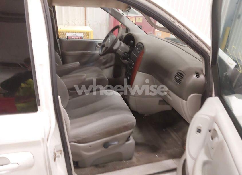 Photo 5 of 2005 Chrysler Town & COUNTRY LX (VIN 2C4GP44R65R510022)