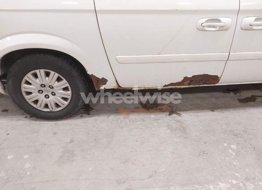 Photo 6 of 2005 Chrysler Town & COUNTRY LX (VIN 2C4GP44R65R510022)