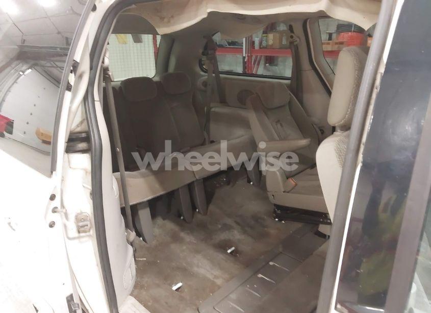 Photo 8 of 2005 Chrysler Town & COUNTRY LX (VIN 2C4GP44R65R510022)