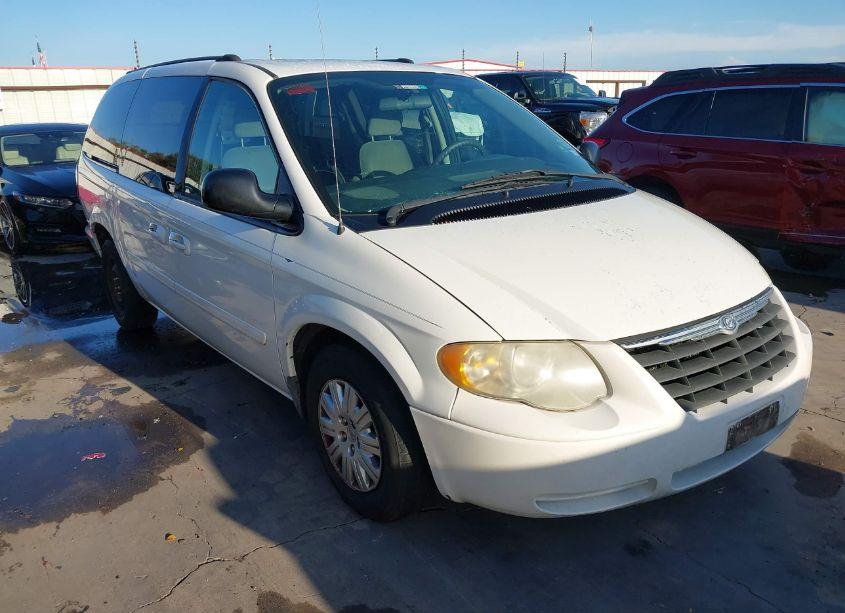 2005 Chrysler Town & COUNTRY LX (VIN 2C4GP44R75R398265) main photo